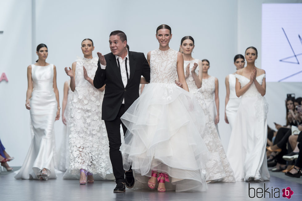 El diseñador Hannibal Laguna en el desfile de su firma en la Madrid Bridal Week 2017