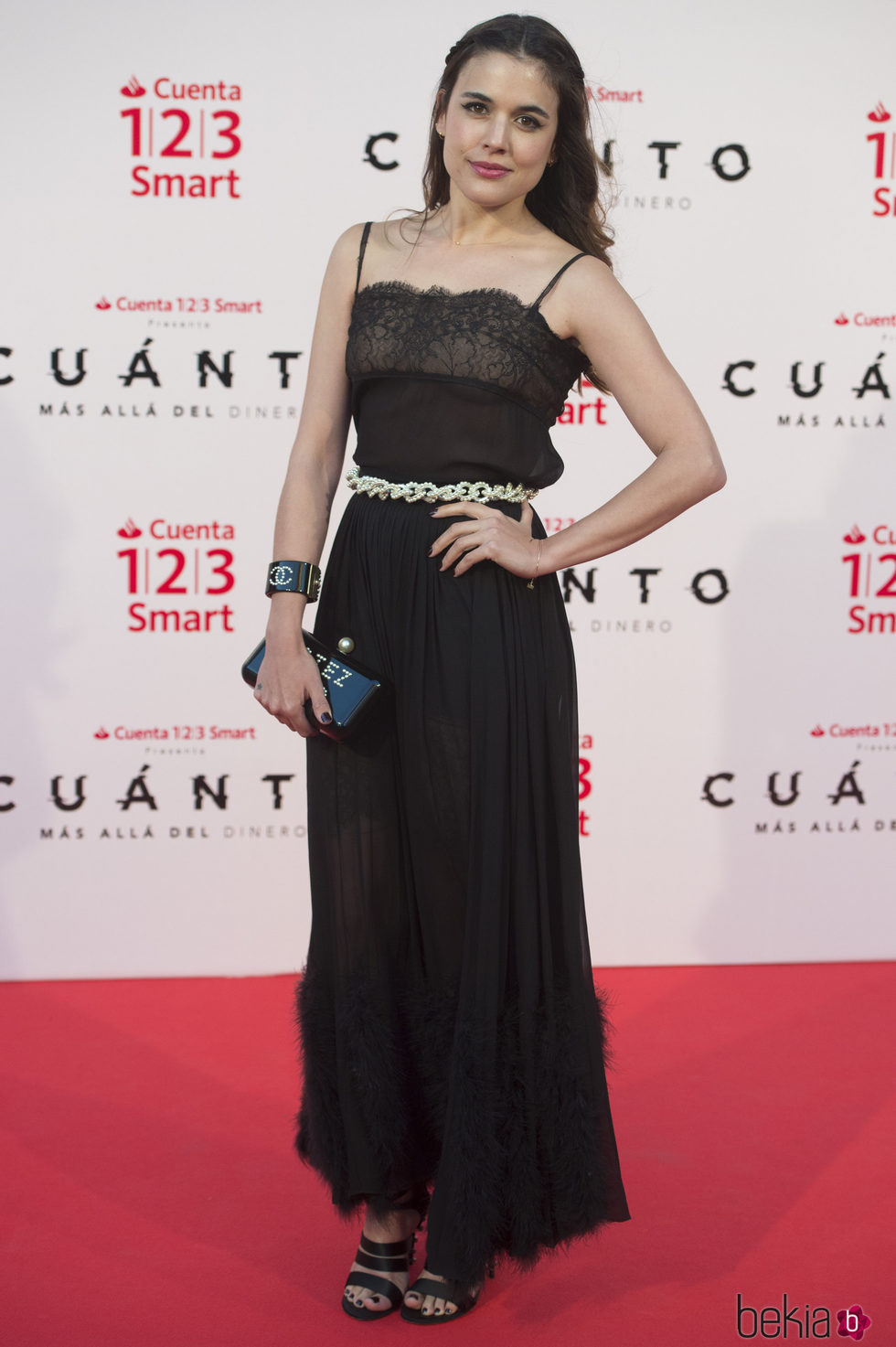 Adriana Ugarte con un vestido negro en la premiere del cortometraje 'Cuánto. Más allá del dinero'
