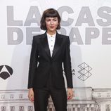 Úrsula Corberó con un traje de chaqueta negro en la premiere de 'La casa de papel'