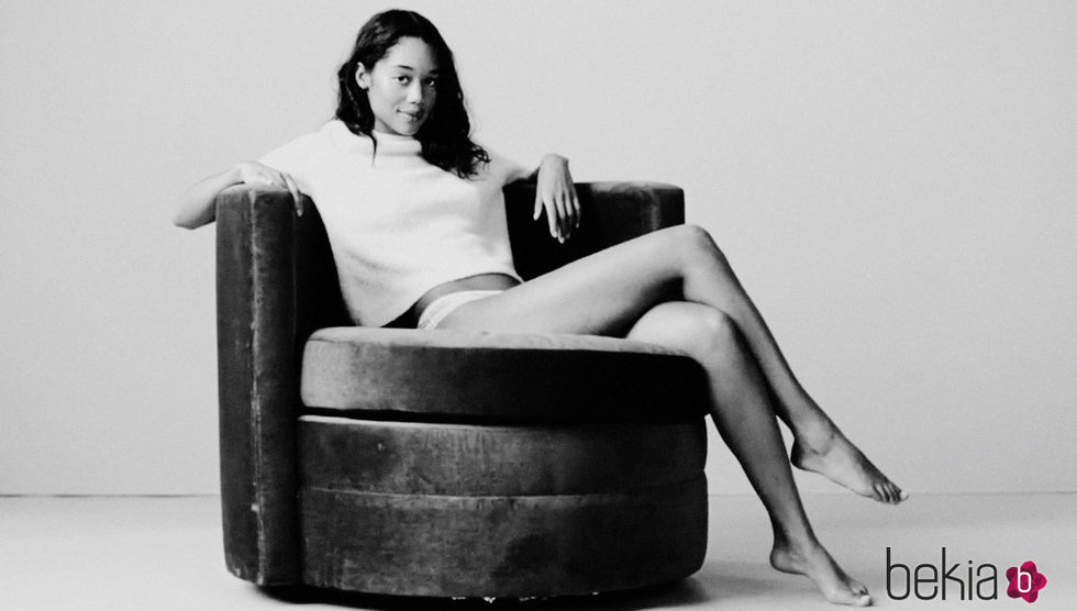 Laura Harrier posando para la firma Calvin Klein en su colección 'Underwear'