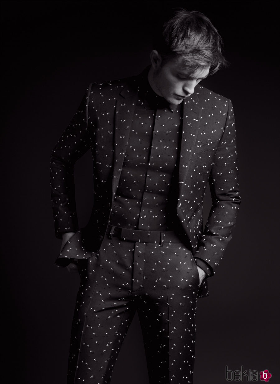 Robert Pattinson con un traje de lunares de Dior Homme colección 'Black Carpet' otoño 2017