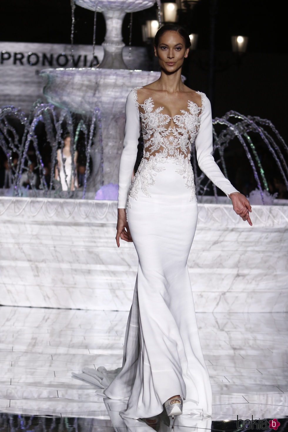 Vestido con pecho de encaje de la colección 2018 en en la Barcelona Bridal Week