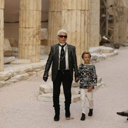 Karl Lagerfeld y Hudson Kroenig saludando en el carrusel final de la colección Crucero Chanel 2018
