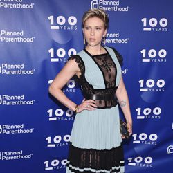 Scarlett Johansson con un vestido Elie Saab en unos premios solidarios