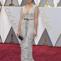 Olivia Culpo con un vestido de Marchesa en los Premios Oscar 2017