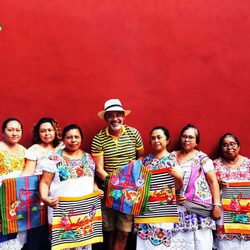 Christian Louboutin posando junto a las artesanas mayas creadores de la colección 'Mexicaba!'