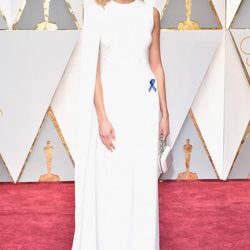 Karlie Kloss con un vestido blanco en los Premios Oscar 2017