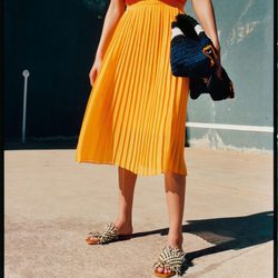 Falda midi plisada de la colección neón primavera/verano 2017 de Zara TRF