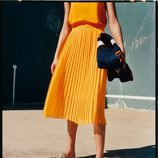 Falda midi plisada de la colección neón primavera/verano 2017 de Zara TRF