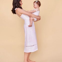 Vestido blanco de la nueva colección para madres e hijas de la firma Reformation