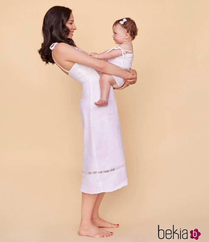 Vestido blanco de la nueva colección para madres e hijas de la firma Reformation