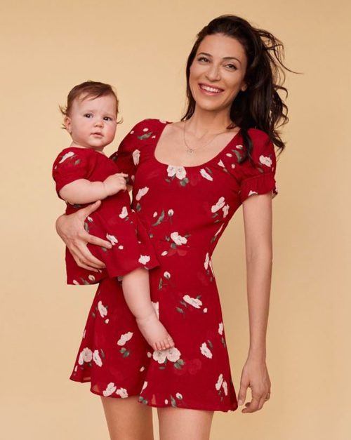 Vestido color rojo con flores de la nueva colección para madres e hijas de la firma Reformation