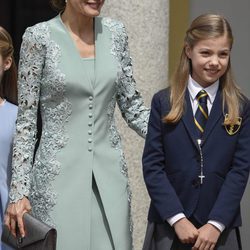 La Reina Letizia con un modelo verde de Felipe Varela en la Comunión de la Infanta Sofía