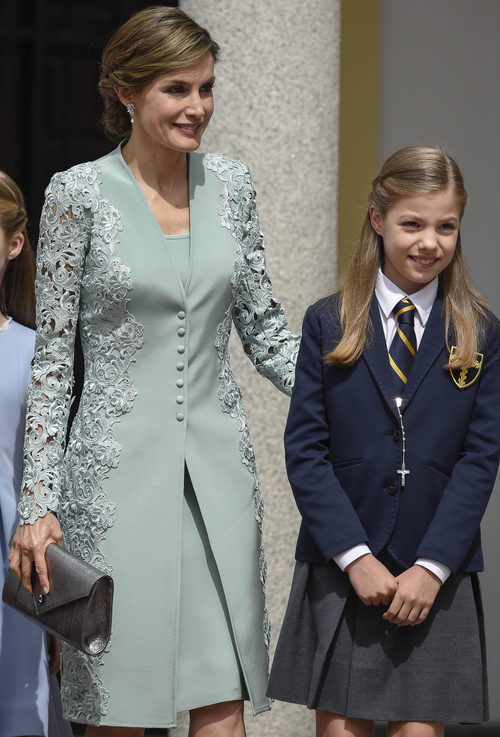 La Reina Letizia con un modelo verde de Felipe Varela en la Comunión de la Infanta Sofía