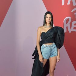 Kendall Jenner con shorts vaqueros en la fiesta Fashion for Relief