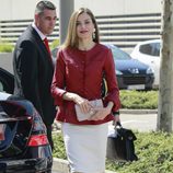 La Reina Letizia con una chaqueta roja de Carolina Herrera