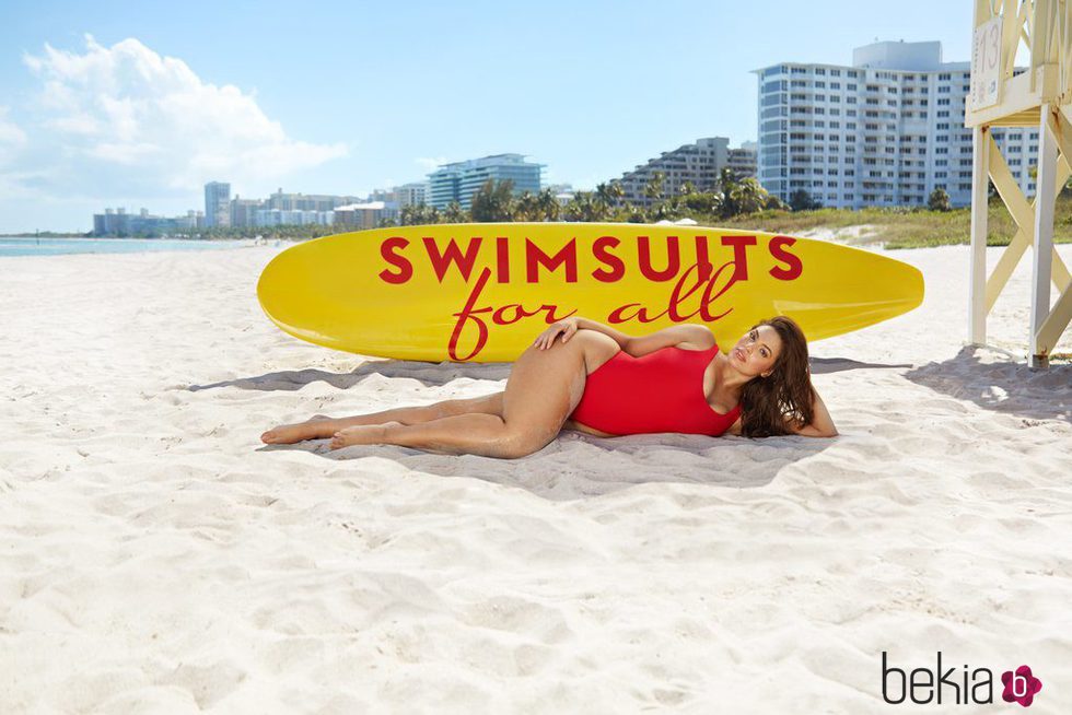 Ashley Graham posando para su campaña de bañadores Swimsuits for all 2017
