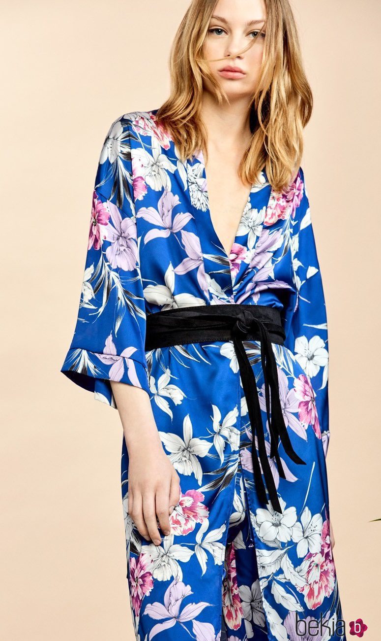 Kimono estampado floral de la colección Verano 2017 de Lefties 'Tropical Forest'