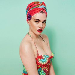 Charli Howard con bañador y turbante en la nueva campaña de verano de Desigual 2017