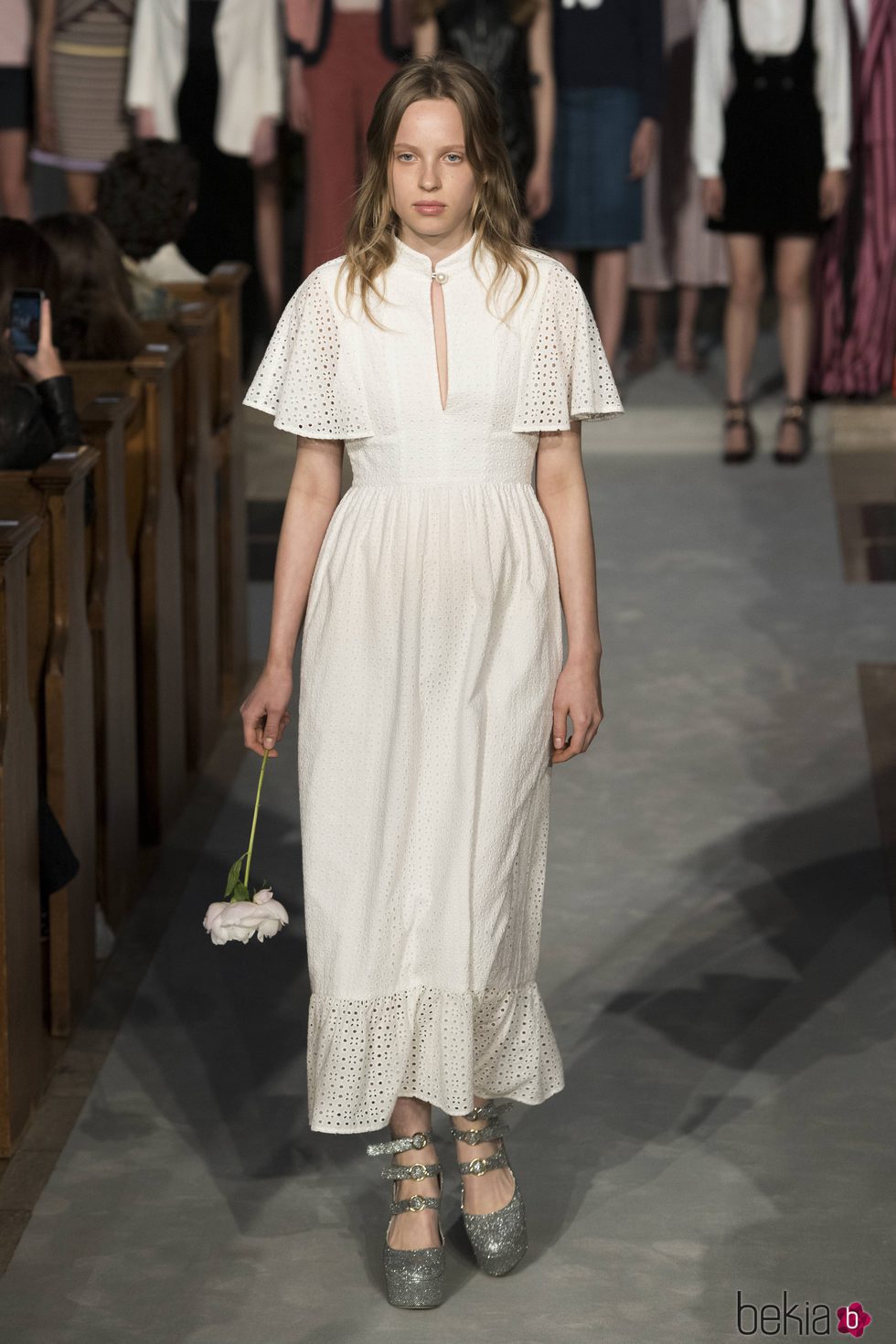 Vestido blanco de la colección verano 2017 de Alexa Chung presentada en Londres