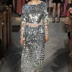 Vestido plateado de la colección verano 2017 de Alexa Chung presentada en Londres
