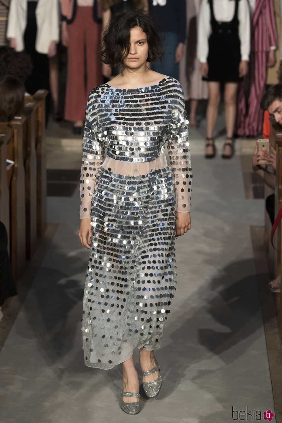 Vestido plateado de la colección verano 2017 de Alexa Chung presentada en Londres