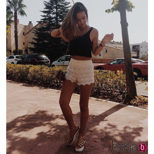 Laura Escanes posa con una blusa negra y un pantalón blanco en las redes sociales