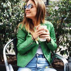 Laura Escanes con chaqueta de cuero verde