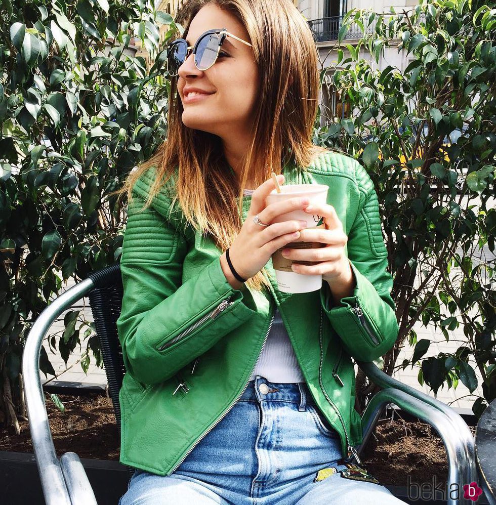 Laura Escanes con chaqueta de cuero verde