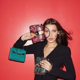 La modelo Bella Hadid posando con bolsos de la colección 'Serpenti' de Bulgari