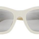 Modelo blanco de la nueva colección primavera/verano 2017 de gafas de sol vintage de Loewe