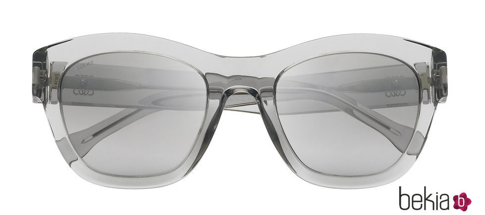 Modelo gris de la nueva colección primavera/verano 2017 de gafas de sol vintage de Loewe