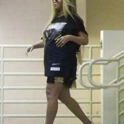 Look sport premamá de Beyoncé con camiseta larga, shorts y deportivas