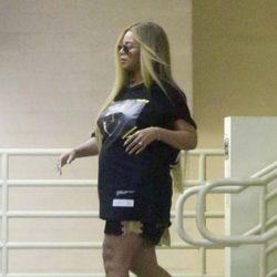 Look sport premamá de Beyoncé con camiseta larga, shorts y deportivas