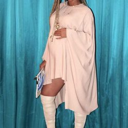 Look elegante premamá de Beyoncé con vestido largo rosa con botas hasta la rodilla