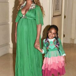 Look elegante premamá de Beyoncé con vestido verde largo