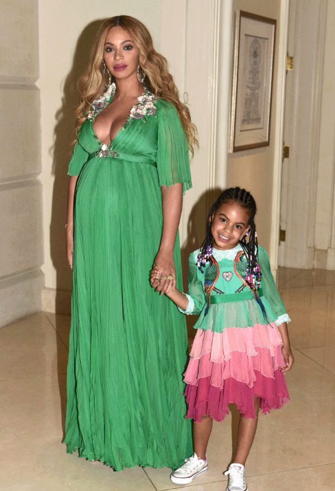 Look elegante premamá de Beyoncé con vestido verde largo