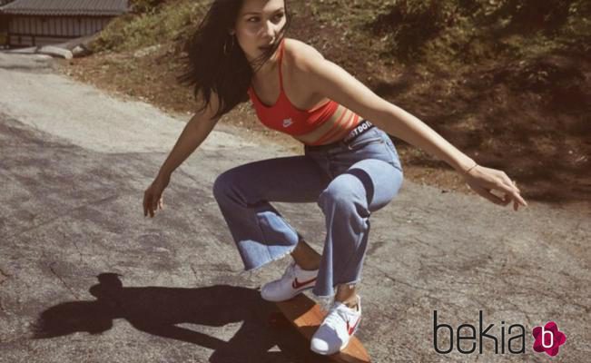 Bella Hadid embajadora de Nike Cortez en su 45 aniversario