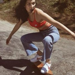 Bella Hadid embajadora de Nike Cortez en su 45 aniversario