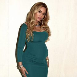Look elegante premamá de Beyoncé con vestido ajustado verde