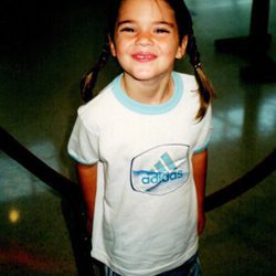 Kendall Jenner de pequeña con una camiseta de Adidas