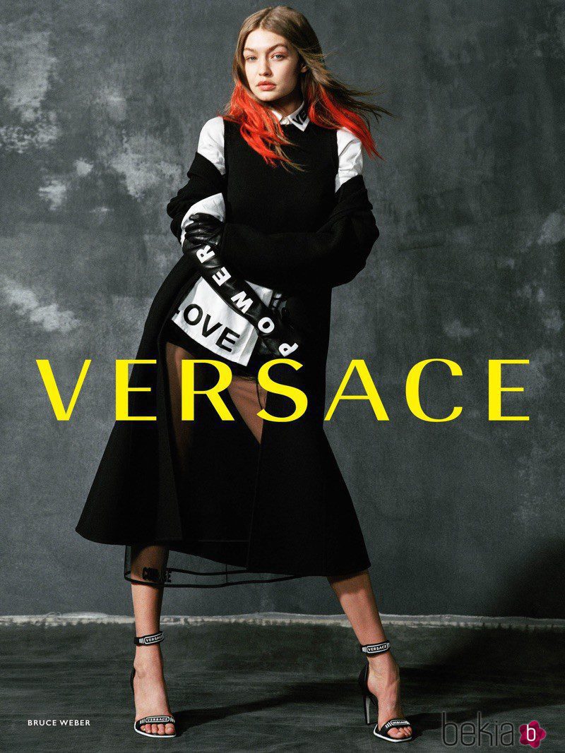 Gigi Hadid con un conjunto 'sporty' de la nueva colección otoño/invierno 2017 de Versace