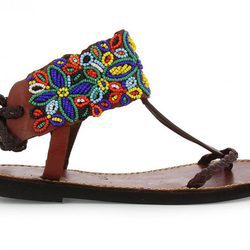 Modelo con abalorios y forma de flor de la colección de sandalias solidarias de Alma en Pena
