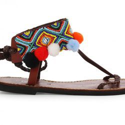 Modelo con pompones de colores de la colección de sandalias solidarias de Alma en Pena