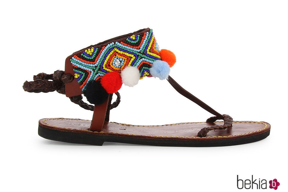 Modelo con pompones de colores de la colección de sandalias solidarias de Alma en Pena