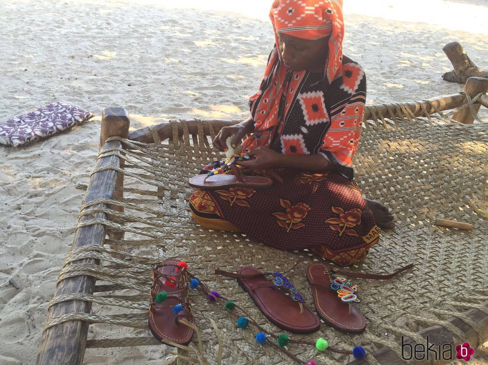 Mujeres de Kenia realizando sandalias para la colección solidaria de Alma en Pena