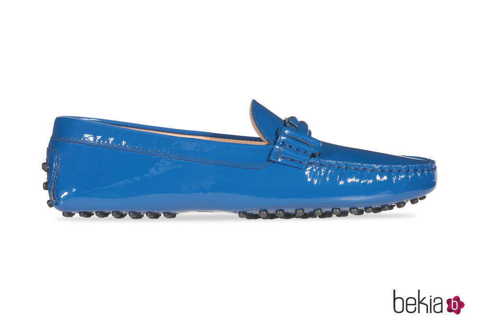 Zapato de charol azul de la colección 'Gommino' de Tod's para verano 2017