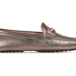 Zapato de color cobre metalizado de la colección 'Gommino' de Tod's para verano 2017