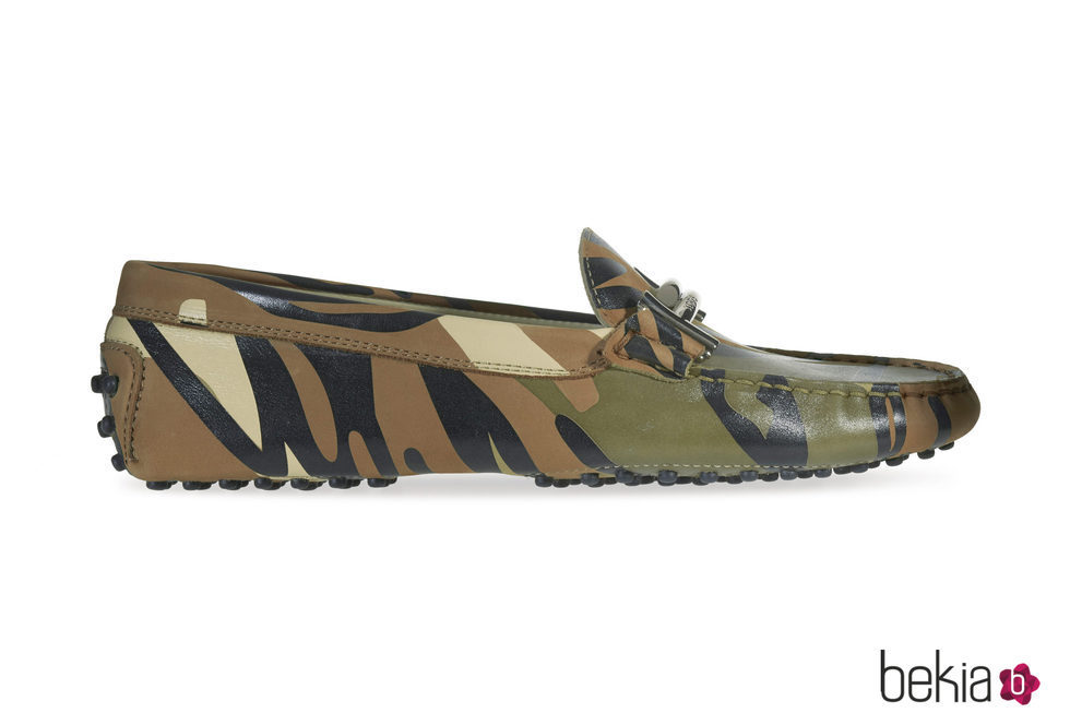 Zapato de print militar de la colección 'Gommino' de Tod's para verano 2017