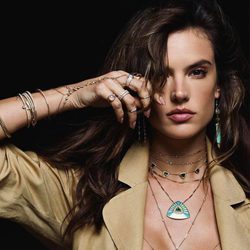 Alessandra Ambrosio en la nueva campaña de verano de joyas de Jacquie Aiche